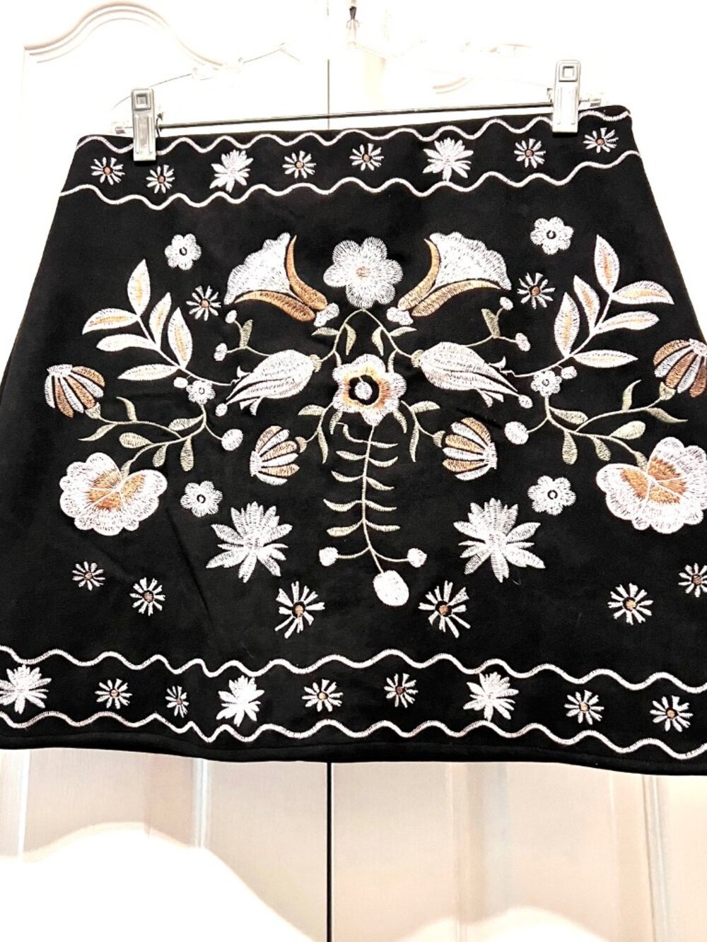 lmi ami Large Juniors Black Floral Embroidered Lined Front Mini Skirt-Soft-Zip